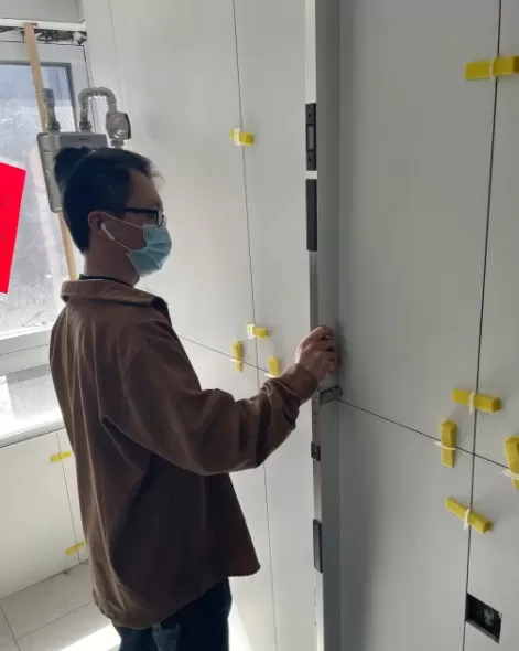 汽散發完就開始做美縫。那些反鹼脫落的,就是因為美縫的時間沒做對,這和你用
