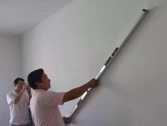 平整度的檢測:門套線的安裝後是很容易和牆面之間出現明顯的縫隙的。需要先測