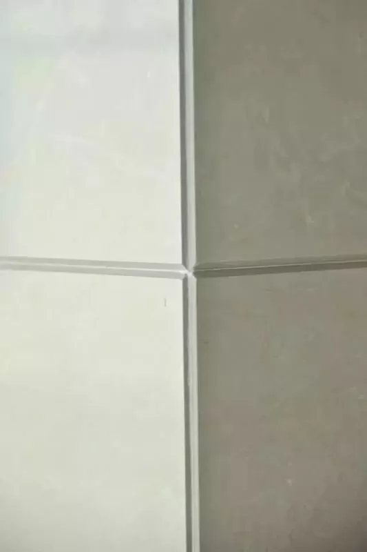 尺檢測,磚牆面的平整度誤差≦2mm,垂直度誤差≦3mm;相鄰磚接縫高低差