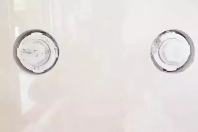 、雙飛粉等,並淋水濕潤;空鼓的抹灰層,須剷除後重新抹灰修補;若牆面較光滑
