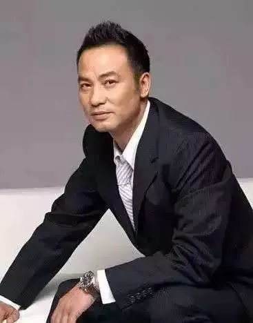 飾演的精神分裂的神探,對嚴肅,恐懼,癲狂的表情演的很到位。