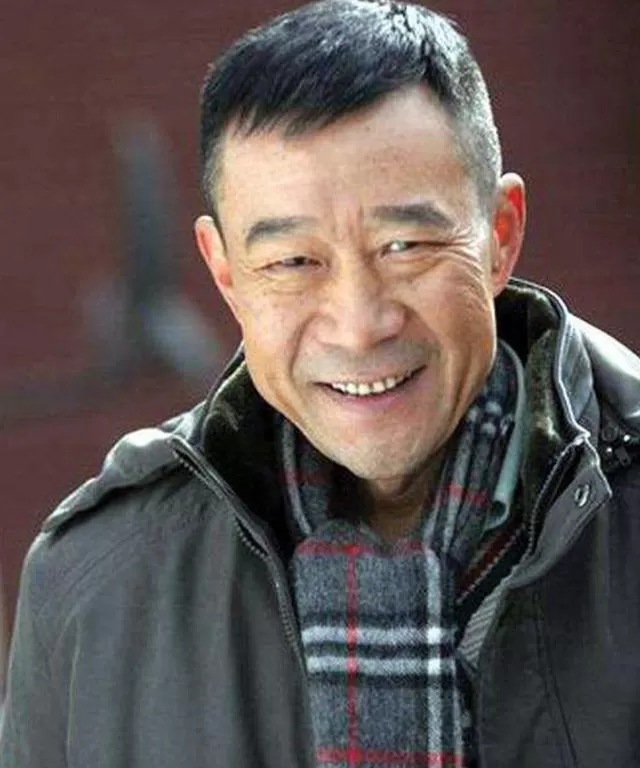話劇《九·一三事件》林彪一角,奪得首屆「梅花獎」;1989年,因主演電影