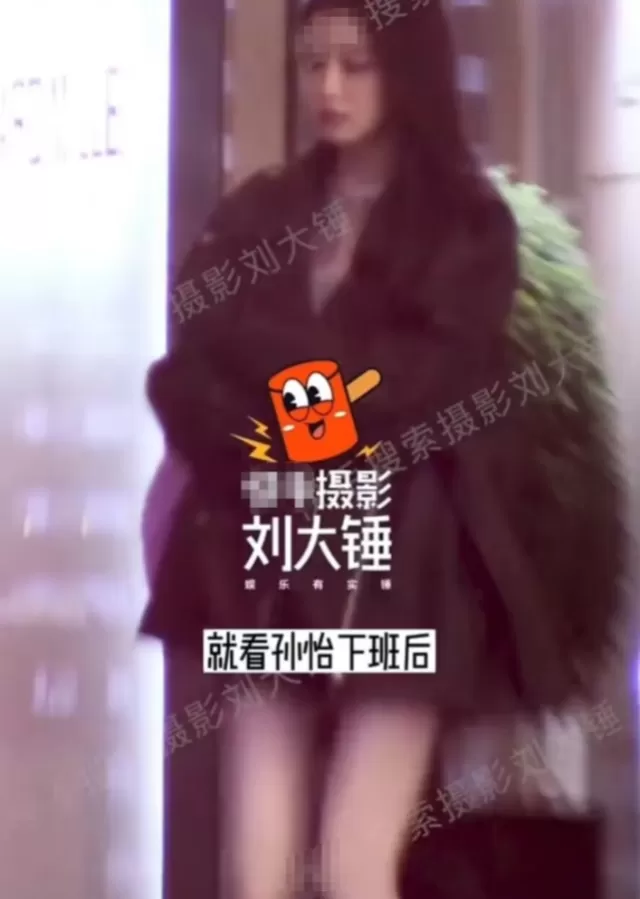 下班後與好姐妹一同外出看電影的身影,離婚後的生活相當充實。相中,只見辣媽