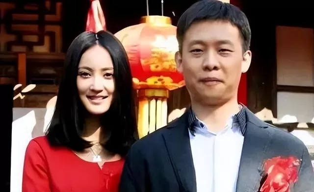 線索一:此劇特別火,火到只要你跟別人聊起,對方大概率都清楚是哪部劇