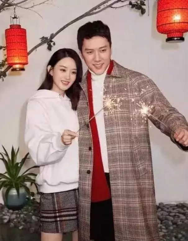 私生子比他前妻的孩子還大幾個月。這位男星還出演火爆款劇,那也就
