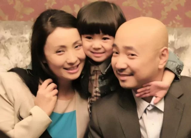 有鬧著讓對方離婚,給自己一個名分,而是乖乖出國養胎生子。