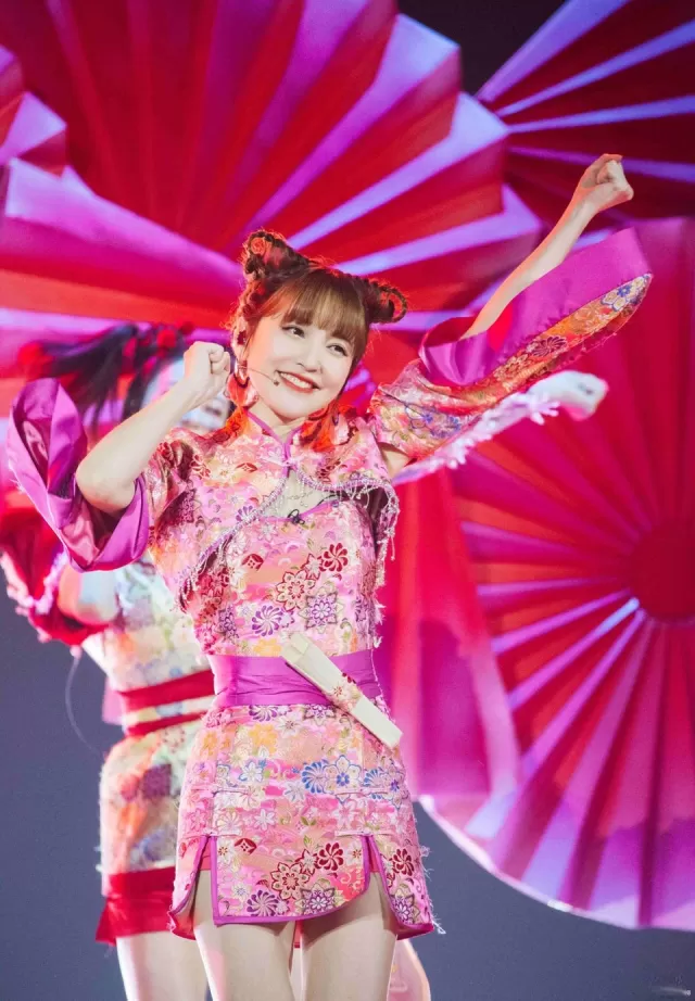 的關注點是男方竟然是00後出生的,今年只有23歲,女友金莎83年出生,今