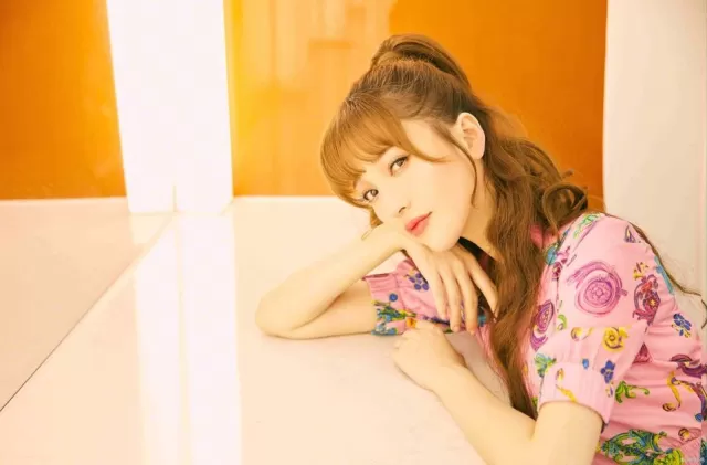 很久沒出現的女星金莎,在11月份以一種奇怪的方式重