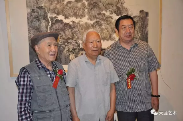 展櫃展示畫家出版的畫集和諸多論著。▲天津市美術家協
