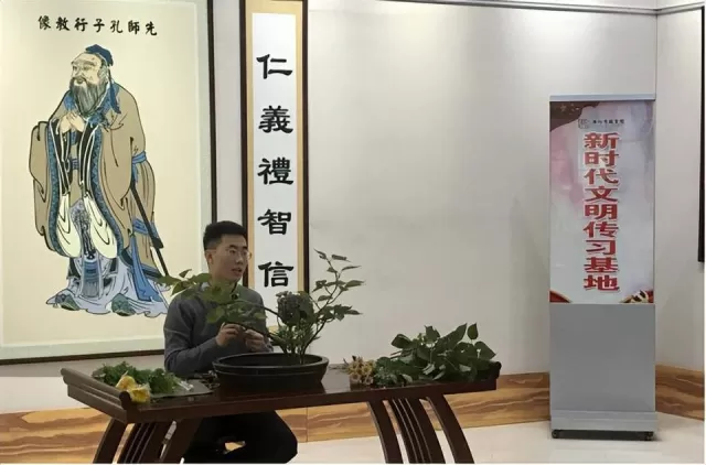 民族風格,傳統的民族文化要存續和發展,就必須不斷吸收其他民族文化的營養,