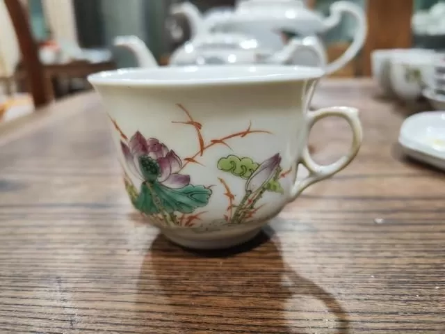 這是一隻民國時期細路粉彩花卉耳杯。繪畫題材是傳統花卉荷花。