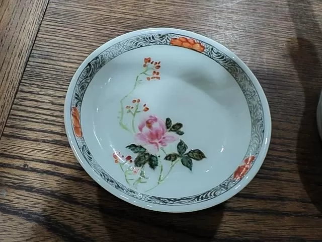 整件小碟瓷胎細膩,釉面潔白,溫潤如玉。繪畫優美清新。非一般普