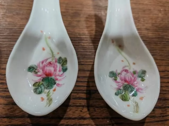 是牡丹花。這幅圖案里的牡丹突出的不是牡丹花的雍容華貴,而是清新淡雅,孤傲