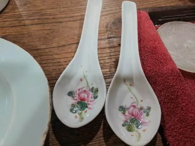 這一件新粉彩花卉小碟,屬於開門民國晚期作品,小碟周邊紋