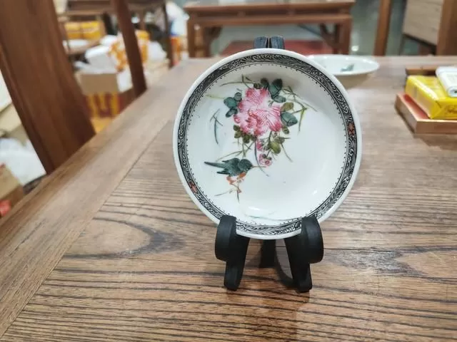 小賞碟,繪畫題材為傳統題材「富貴白頭」,在雍容華貴的牡丹花的