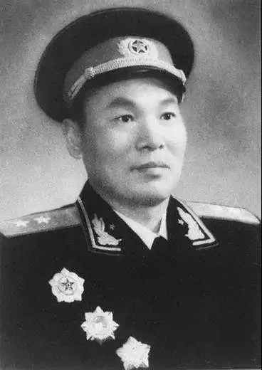 在新中國的開國上將中,有兩位上將出自同一個班,分別是韓先楚和劉