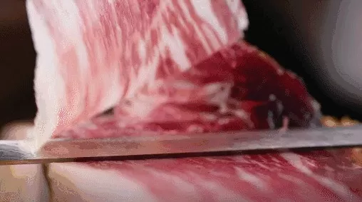 切開,生吃!赤身部位脂肪含量最低,中腹部位口感絲滑軟嫩,大腹部位鮮嫩彈牙