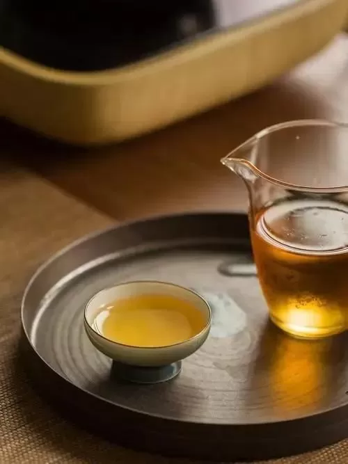 ,吹過發梢儘是繾綣意,將一顆心安放在清涼處,守住內心的風景,許自己一段靜
