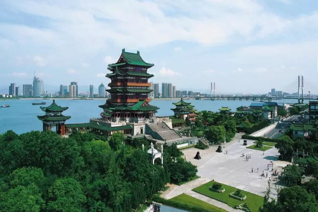 一座聲貫古今,譽播海內外的千古名閣。滕王閣始建於公元653年,是唐太宗李